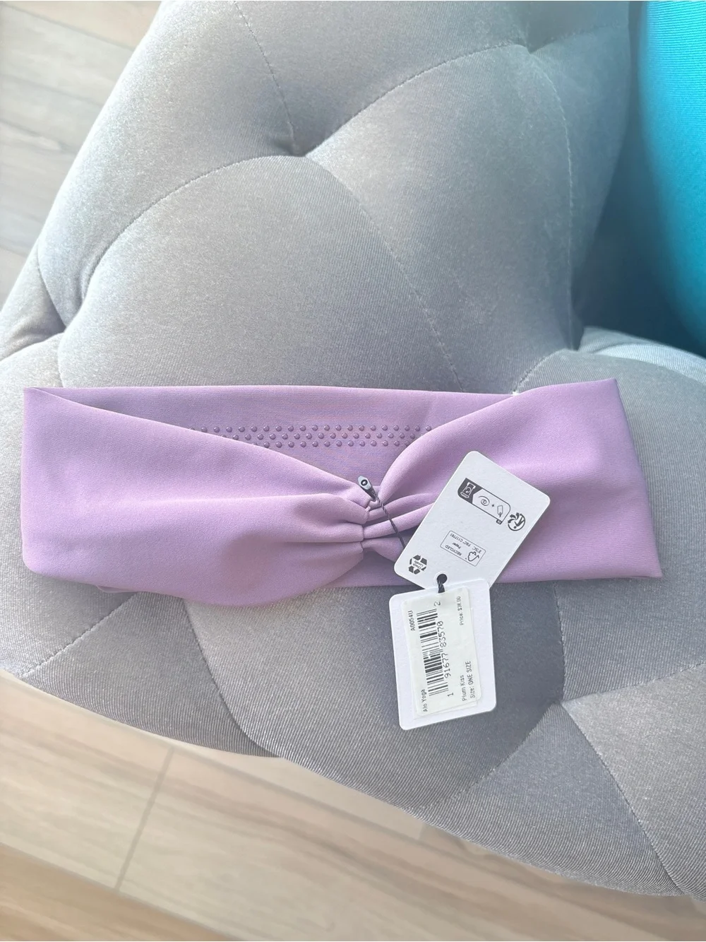 Brand new with tags Alo Yoga Airlift Headband in the gorgeous Plum Kiss color 💜